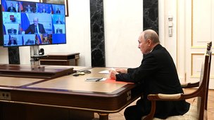 Президент России В.В.Путин в режиме видеоконференции провёл оперативное совещание с постоянными членами Совета Безопасности